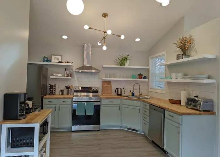 Contemporary 2-Bedroom Close To Downtown, Dining