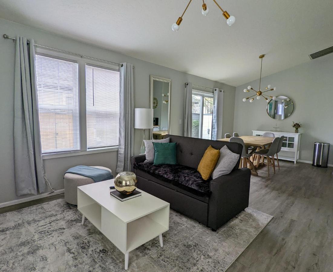 Contemporary 2-bedroom Close To Downtown, Dining *