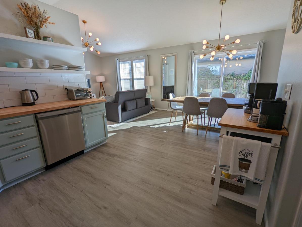 Contemporary 2-bedroom Close To Downtown, Dining Appartement Eugene